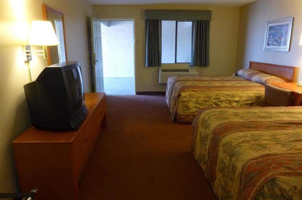 At 2* Rohnert Park