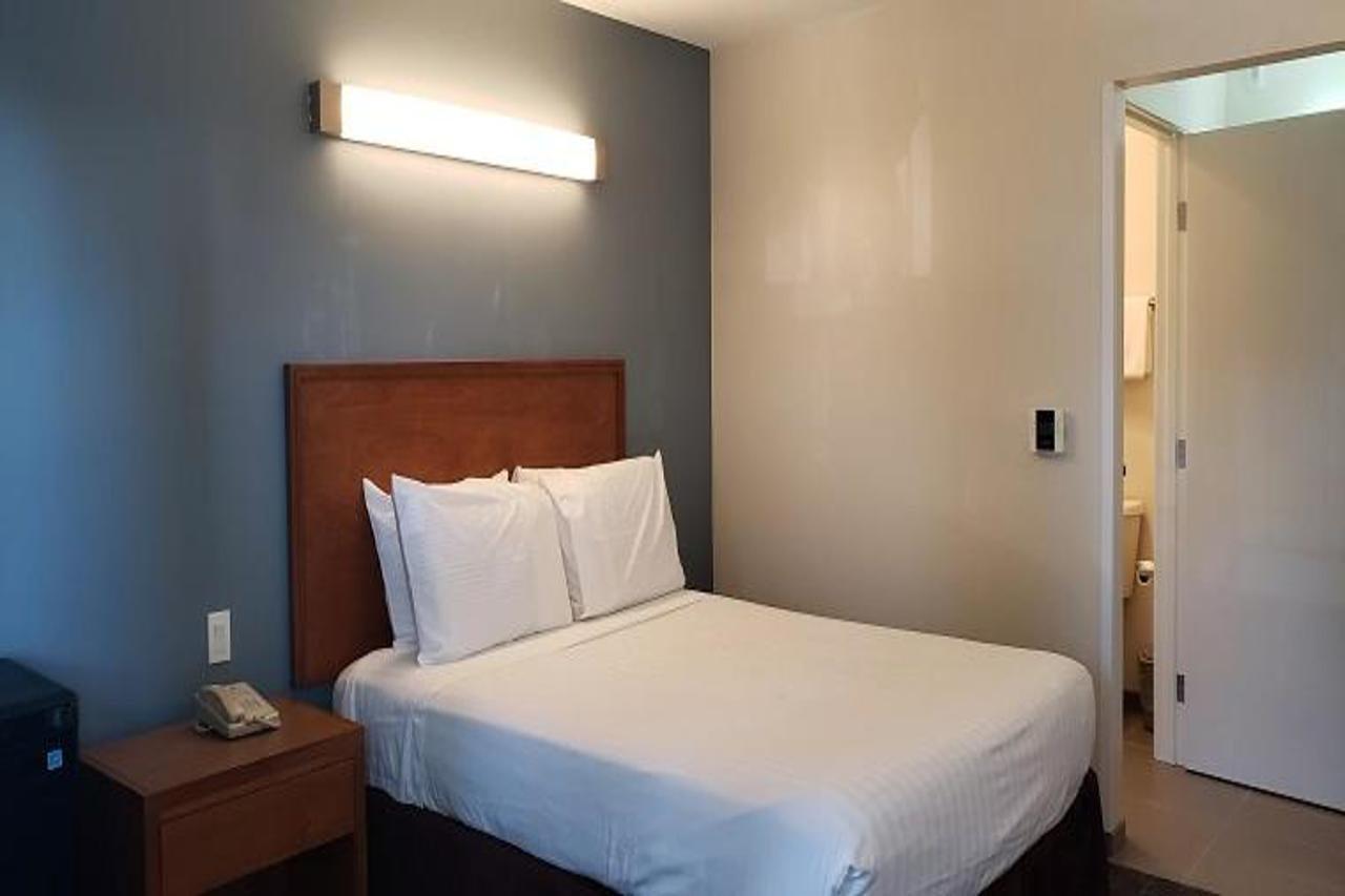 At 2* Rohnert Park