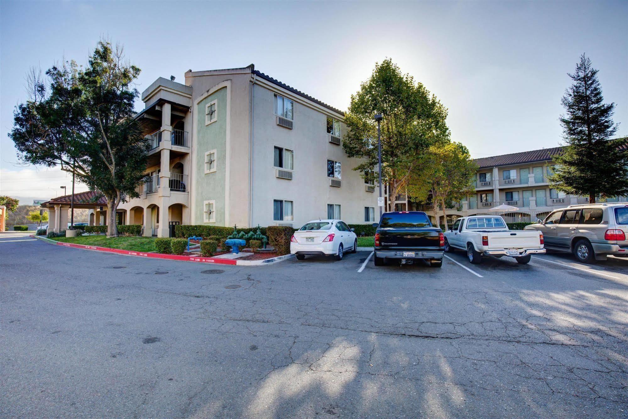 Hotel At 2*