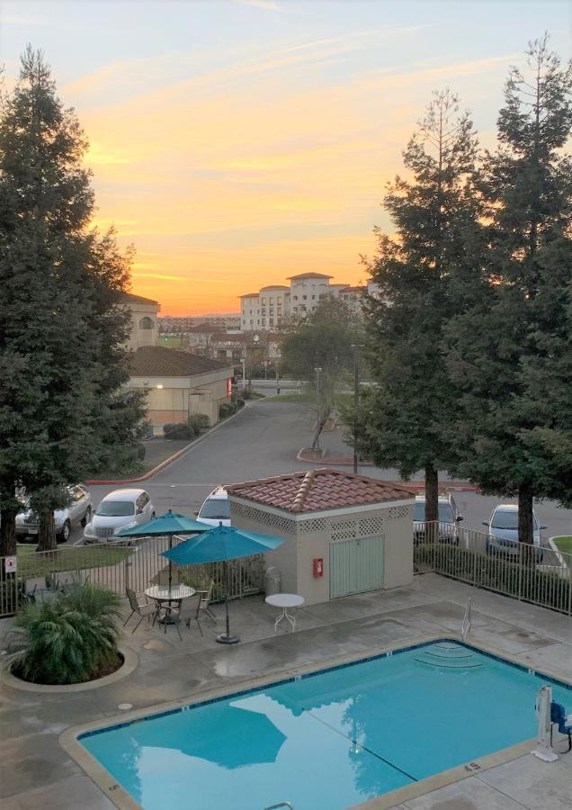 At 2* Rohnert Park