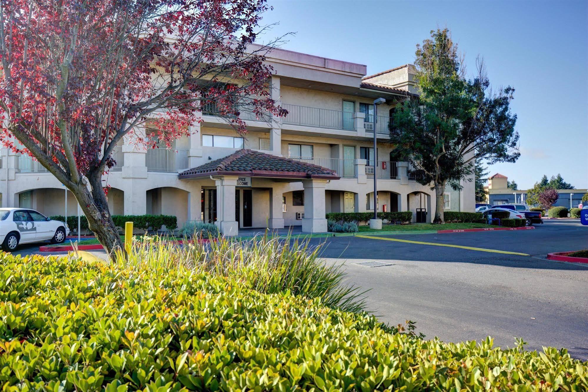 Hotel At 2*