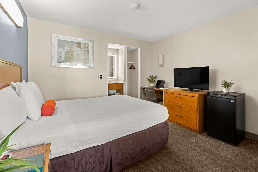 At 2* Rohnert Park