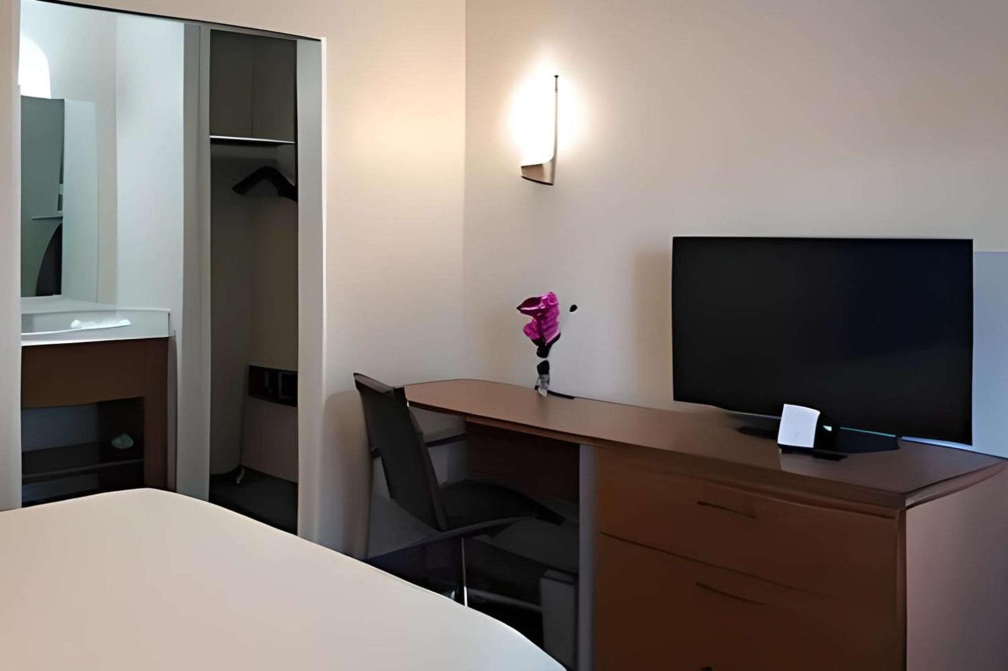 Hotel At 2*